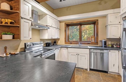 Saint-Faustin-Lac-Carre Ski Chalet | Mont Blanc ~ Le Grizzly ~ Games Room, Spa, Firepit, Hill