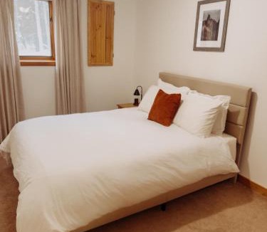 Fairbanks House | Moose Mountain Cabin- Cozy retreat with aurora views