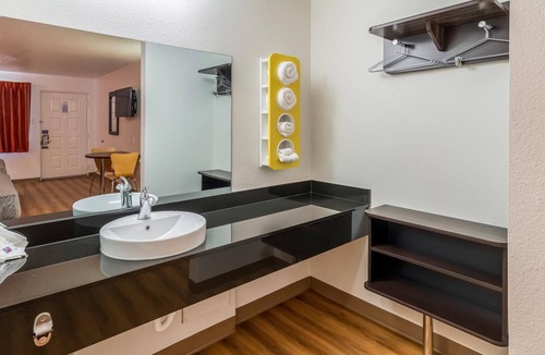 Central Arlington Hotel | Motel 6 Arlington, TX - UTA