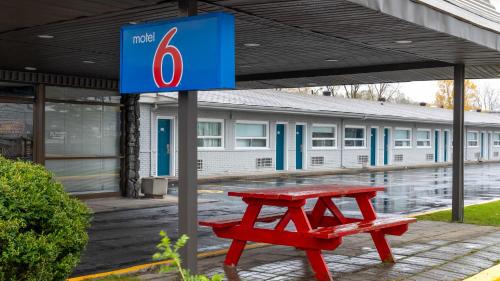 Cornwall Hotel | Motel 6 Cornwall Hwy 401 ON