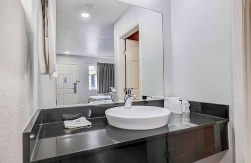 Denton Hotel | Motel 6 Denton, TX - UNT