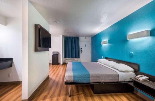 Irving Hotel | Motel 6-Irving, TX - Irving DFW Airport East