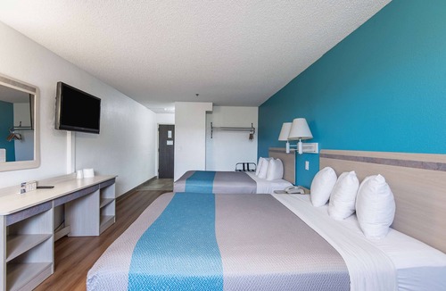 Lawrence Hotel | Motel 6 Lawrence, KS