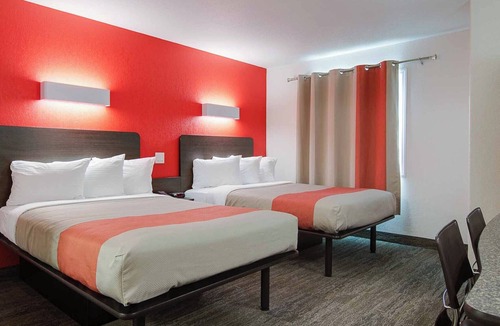 North Industrial Hotel | Motel 6 Saskatoon, SK