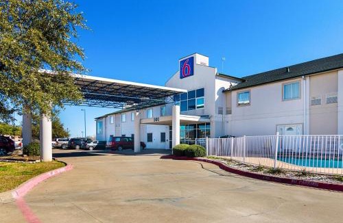 Terrell Hotel | Motel 6-Terrell, TX
