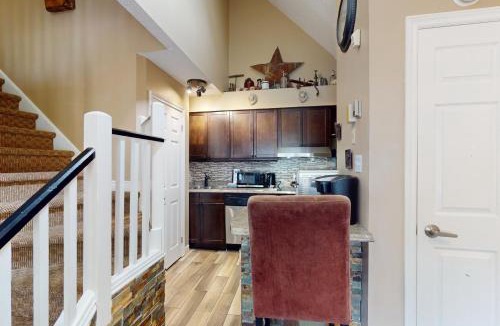 Craigleith Hotel | Mountain Loft Magic: Pool, Hot Tub, Tennis