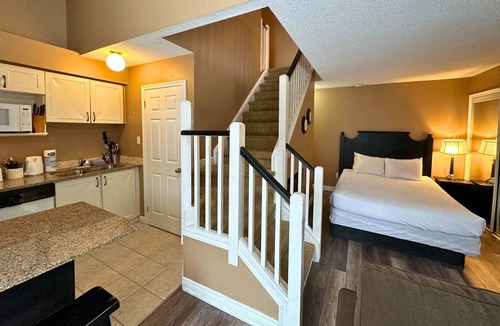 Craigleith Condo | Mountain Loft Suite with Pool and Hot Tub