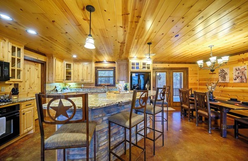 Hochatown Cabin | Multisport court + Theater + Pool Table + 4 King Beds + Privacy & Prime Location