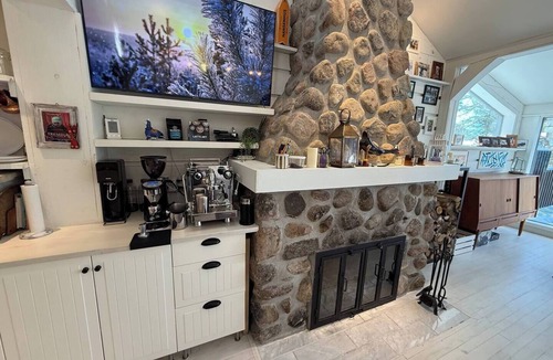 Mont-Tremblant Pedestrian Village Cottage | -Nansenhus -Ski In/Out -4 bedrooms -EV Charger -Fire place