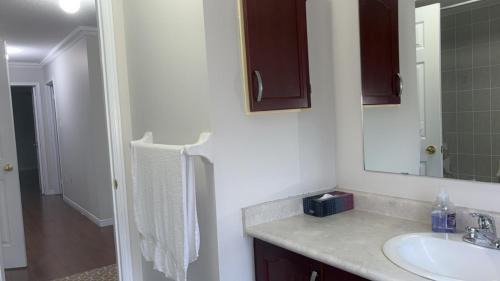 Mount Pleasant House | Near Toronto Pearson Airport Queen Room