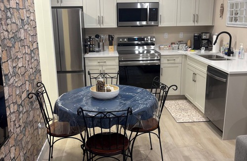 Saskatoon House | NEW 2 bedroom, (queens) 1 bathroom VRBO, comfy & serene. “ASPEN’s Suite Escape”