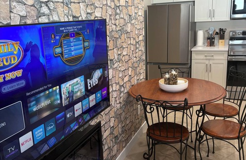 Saskatoon House | NEW 2 bedroom, (queens) 1 bathroom VRBO, comfy & serene. “ASPEN’s Suite Escape”