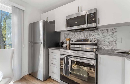 Niagara Falls Apartment | New 2BR Suite Sleeps 5, 7 Min to Falls w/Parking