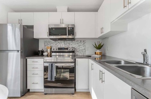 Niagara Falls Apartment | New 2BR Suite Sleeps 5, 7 Min to Falls w/Parking