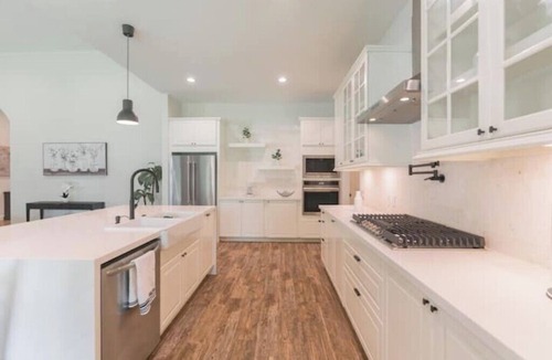 Hufsmith House | New 4bdr in Gated Comm + HUGE Summer Kitchen Area