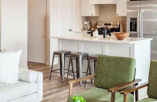Van Meter House | New Build with Fab Design! Theater/Game Room Great for groups! Sleeps 12!