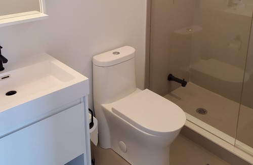 Downtown Toronto Apartment | New! Comfortable 2 Bed 2 Bath in Heart of Downtown