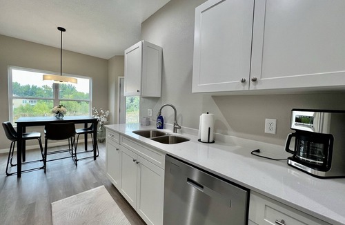 Cedar Falls House | New Construction Townhome - 3 King Beds/2.5 Bathroom!
