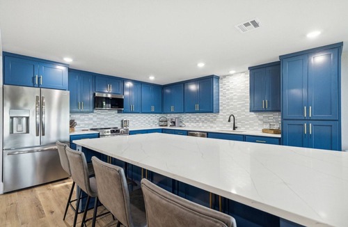 Carolyn Estates House | New Lakefront House on Calm Cove- Big Groups & Families + Kayaks & SUPs 🐶☀️