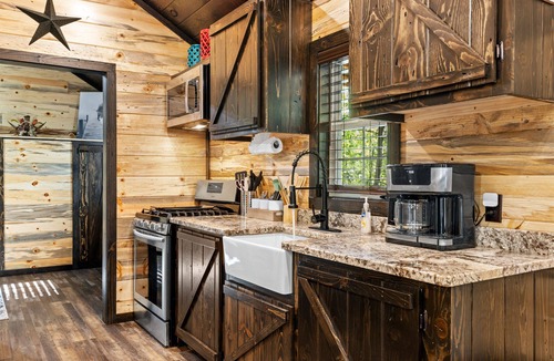 Ringold Cabin | NEW LISTING Tiny cabin, full kitchen, private back deck, fire pit, near lake
