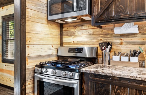 Ringold Cabin | NEW LISTING Tiny cabin, full kitchen, private back deck, fire pit, near lake