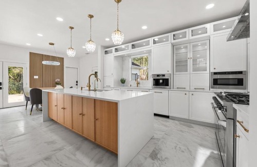 Alden Bridge House | New Luxe 5BR 4BA Pool Villa in The Woodlands