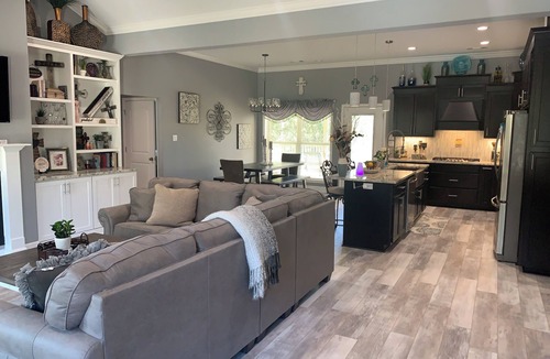 Jones Mills House | New Luxury 4BD House w/Hot Tub 5 mins from the Lake, Oaklawn & Shopping!