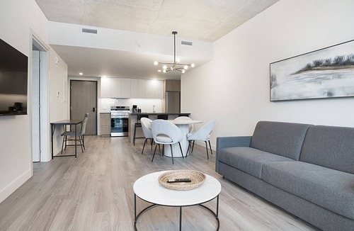 Quartier des Spectacles Apartment | New Luxury Unit in Heart of MTL 806 | Metro access