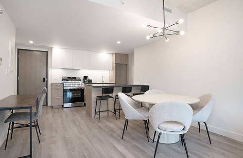 Quartier des Spectacles Apartment | New Luxury Unit in Heart of MTL 806 | Metro access