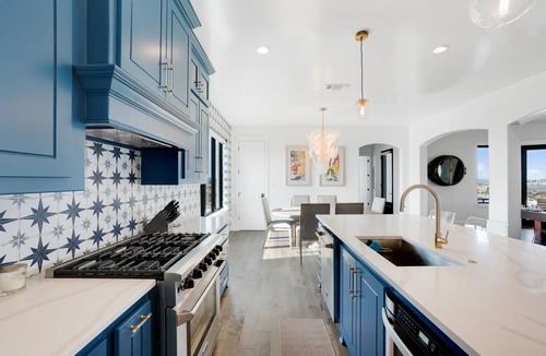 Graford House | *New PK SLIDE* 5 bed, 6 bath home with pool/hot tub. Hell's Gate View!