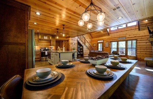 Hochatown Cabin | New Pool ! Pickleball & Basket Ball - Putt Putt - Hot tub - Pet Friendly - EV