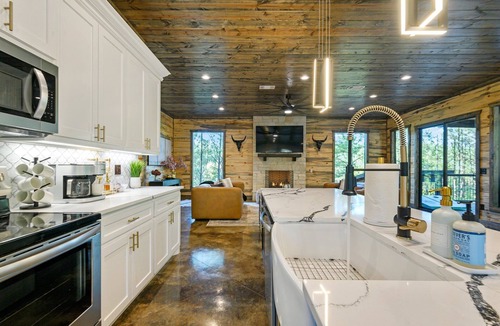 Pickens Cabin | *NEW* Slide N Seek Retreat! Putt-Putt! TreeHouse!