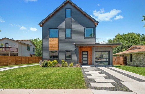 Highland House | New! Spacious 4BR. EV Charge. Central to Domain, DowntownUT. Sleeps 6. Parking