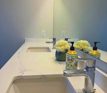 Innisfil House | NEW Spacious BR with Ensuite Bathroom