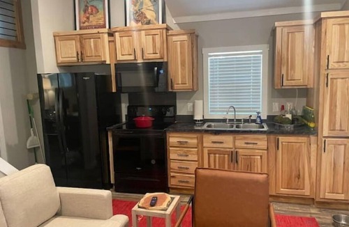 Athens House | New Tiny home with 2 Queen Beds in Gated Community with Dog Park