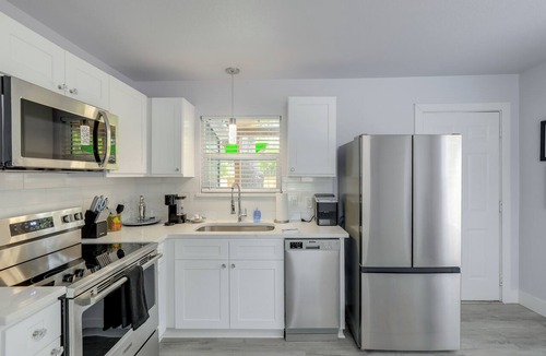 Granbury Apartment | New! Walk to Square - Granbury Gem w/Hot Tub
