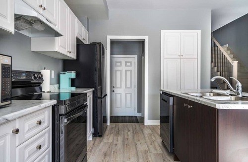 The Blue Mountains House | Newly built Village 3 Bedroom/Shuttle Bus
