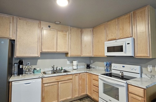 Taku - Campbell House | NEWLY BUILT TOWNHOME W/2 BEDROOM & HEATED GARAGE