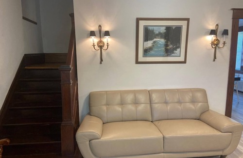 Niagara Falls House | Newly Listed 4-bedroom , 2 bath house with WiFi, AC 10 minute walk to the Falls!