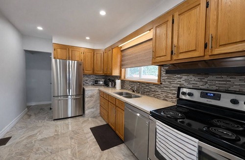 Jane and Finch Bed & Breakfast | Newly Reno’d 3BR Bungalow w/Backyard Volleyball Set—Near TTC & Rogers Stadium!