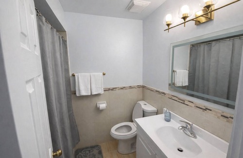 Jane and Finch Bed & Breakfast | Newly Reno’d 3BR Bungalow w/Backyard Volleyball Set—Near TTC & Rogers Stadium!