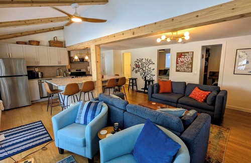 Gravenhurst Cottage | Newly Renovated Lakefront Cottage in Muskoka | Fast WiFi | Sleeps 8