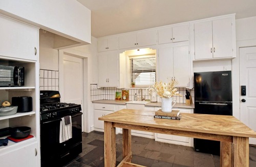 Austin Ave. Apartment | Newly Updated Cozy 1927 Uptown Tudor 4 min to Magnolia