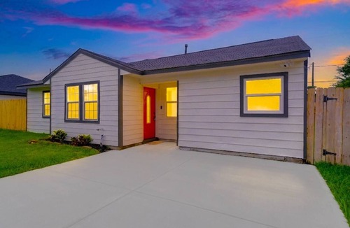 Northeast Houston House | Newly updated Home with Pool, Patio, BBQ! 5BR 3BA 10mi from Downtown Sleeps 15