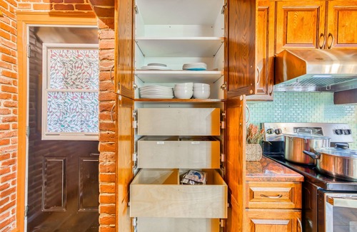 Chippawa House | Niagara Falls Farmhouse Cottage Heated Pool Cozy Loft