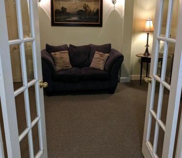 Lewiston House | Niagara Mansion Carriage Suite