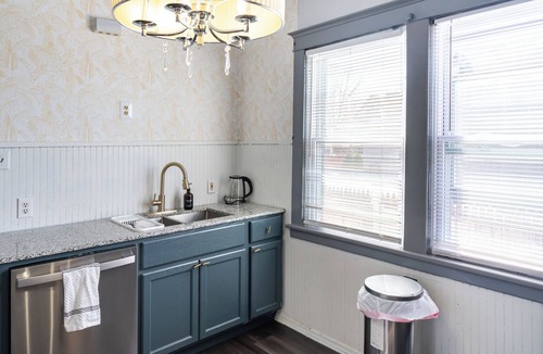 Buffalo House | Niagara RiversideView 2King Arcade GameRoom WiFi FreeParkng Office Sleep 10