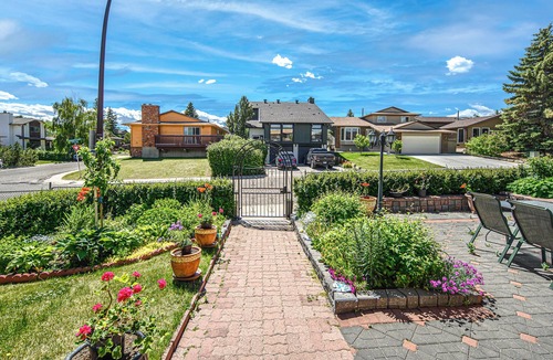 Northwest Calgary House | Nice 5 Beds Double Garage Fully Fence Yard Close to Stempede 10 mins to DT