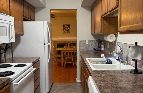 Near South House | Nicely updated 3 Bedroom Condo with free parking