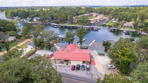 Mid America Villa | NoDouble Sam's 2 Kings Hot Tub Lake Access